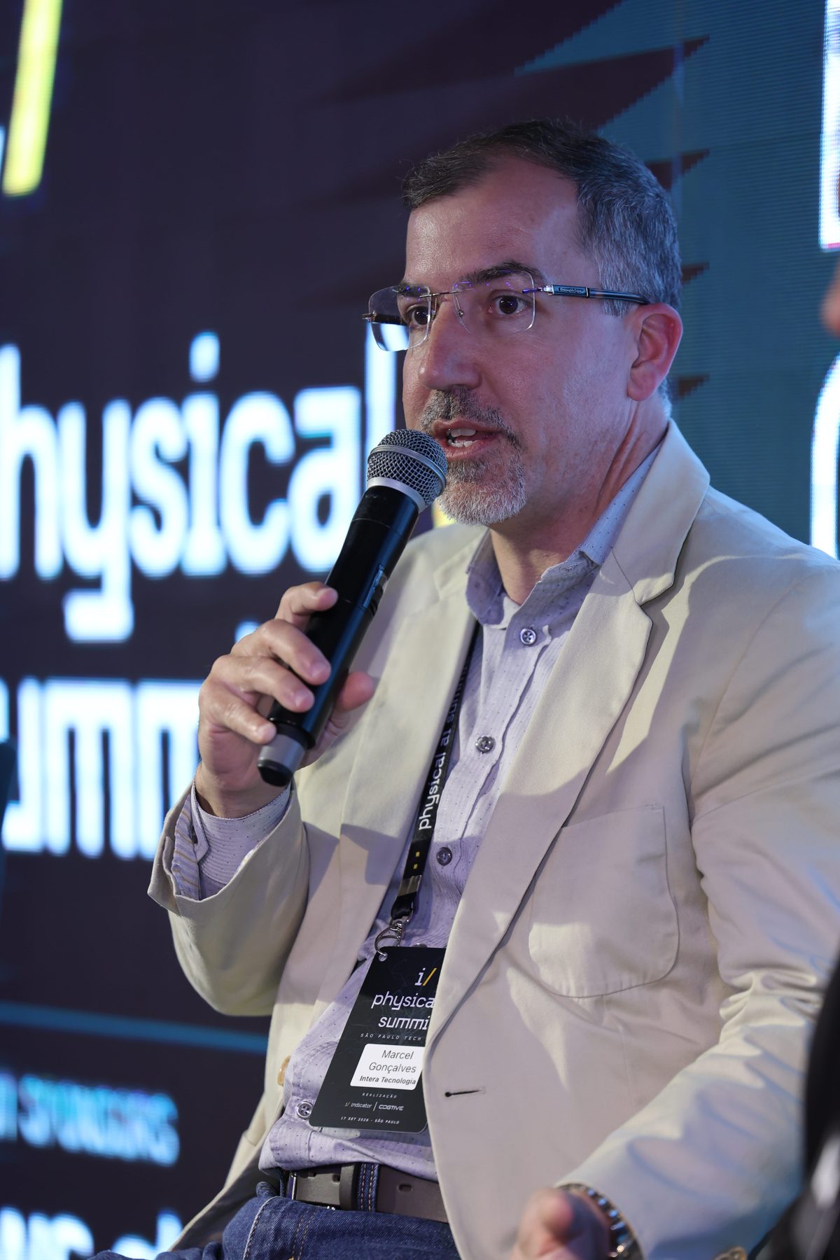 Marcel Gonçalves no palco do Physical AI Summit, em São Paulo